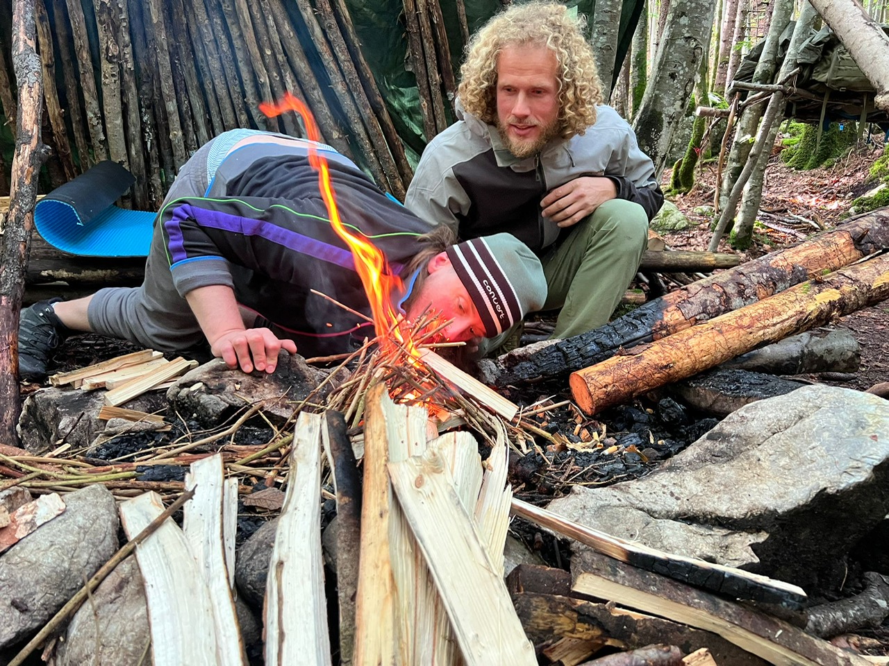 Bushcraft-Gruppentraining mit Übernachtung: Ein Tag Natur, Gemeinschaft und echtes Survival-Wissen